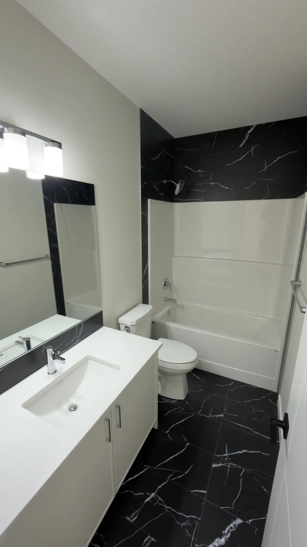 Bathroom in marble tile