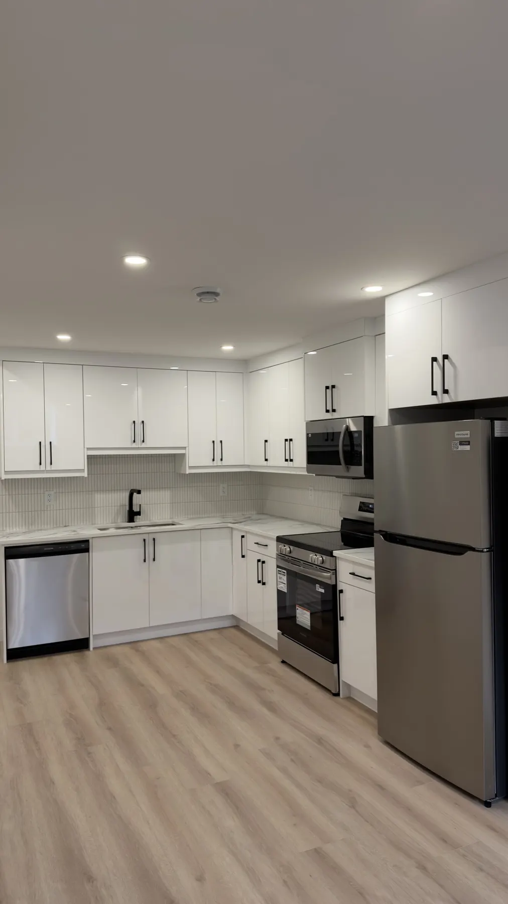 Suite kitchen and appliances